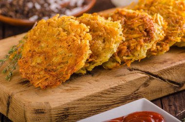 Ketçap ile lezzetli patates pancakes