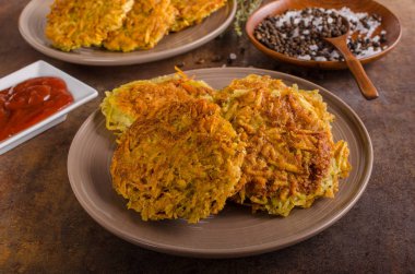 Ketçap ile lezzetli patates pancakes