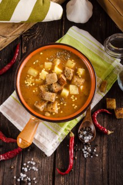 Gulaş çorbası kruton ve patates ile