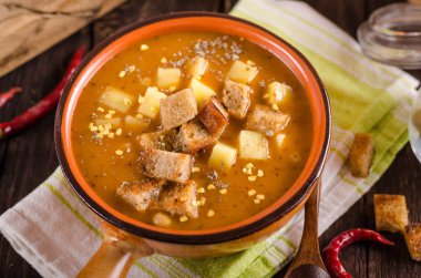 Gulaş çorbası kruton ve patates ile