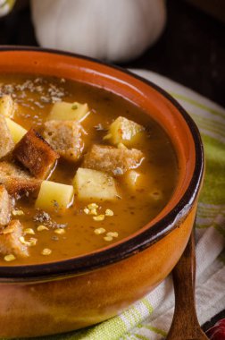 Gulaş çorbası kruton ve patates ile