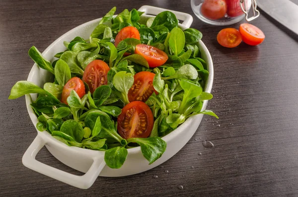 Lamb lettuce salad, tomatoes and herbs — Stock Photo, Image
