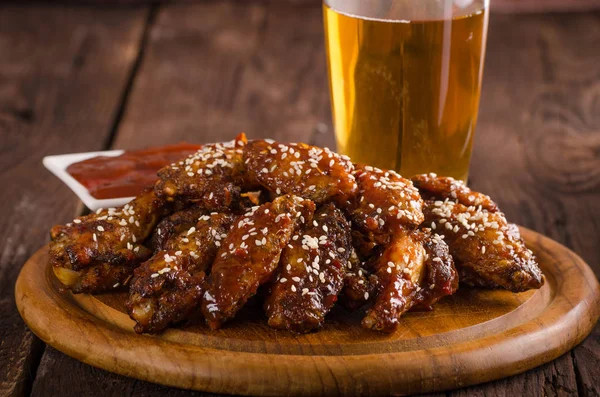 Asas de frango grelhadas com molho picante — Fotografia de Stock