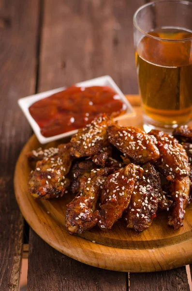 Grilled chicken wings with hot sauce — Stock Photo, Image