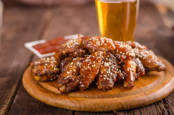 Grilled chicken wings with hot sauce — Stock Photo, Image