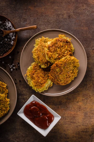 Leckere Kartoffelpuffer mit Ketchup — Stockfoto