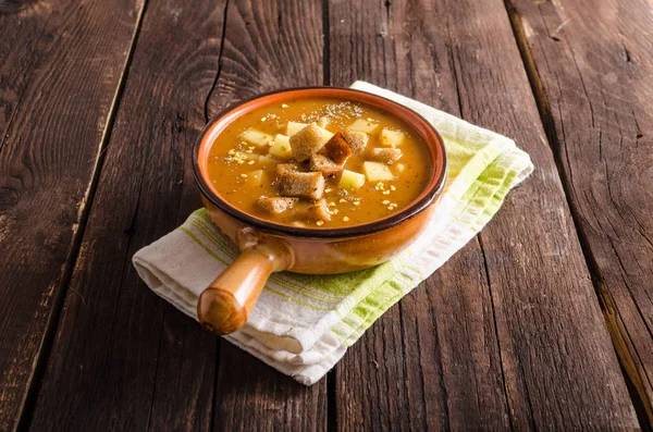 Goulash soup with croutons and potatoes — Stock Photo, Image