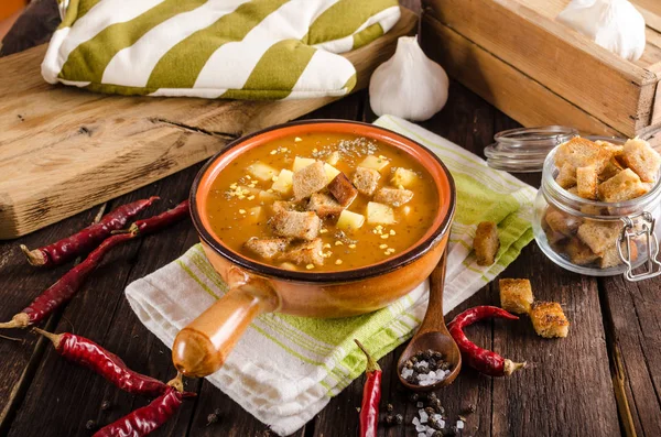 Goulash soep met croutons en aardappelen — Stockfoto