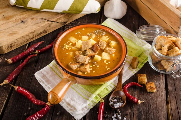 Carne de res con papas fritas caseras, cerveza y salsa tártara — Foto de Stock