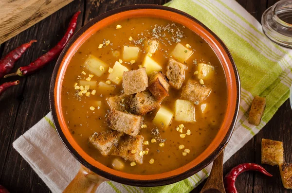 Sopa de gulash con croutons y patatas — Foto de Stock