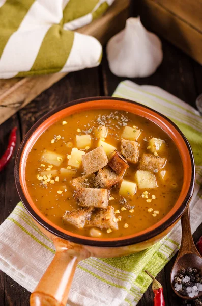 Суп из гуляша с гренками и картошкой — стоковое фото