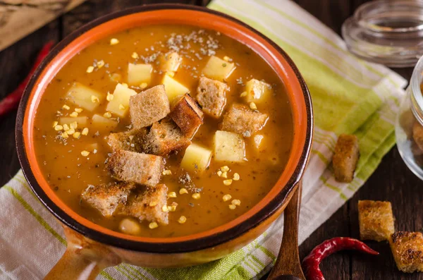 Goulash soep met croutons en aardappelen — Stockfoto