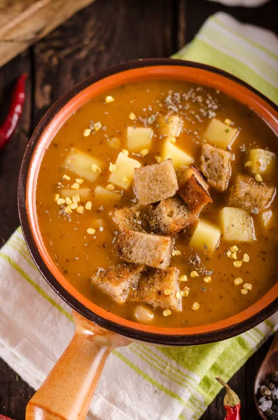 Goulash soep met croutons en aardappelen — Stockfoto