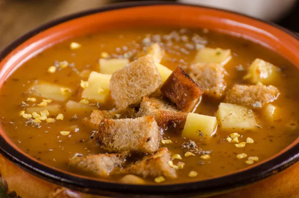 Sopa de gulash con croutons y patatas — Foto de Stock
