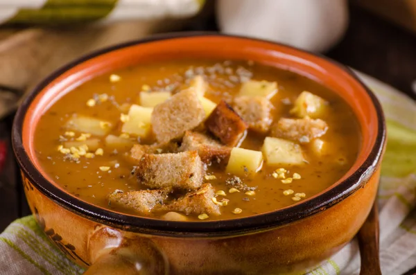 Суп из гуляша с гренками и картошкой — стоковое фото