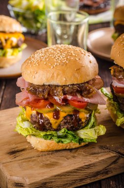Ev yapımı sığır eti burger, karamelize soğan, pastırma ve bira