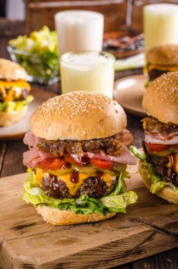 Ev yapımı sığır eti burger, karamelize soğan, pastırma ve bira