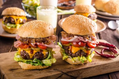 Ev yapımı sığır eti burger, karamelize soğan, pastırma ve bira