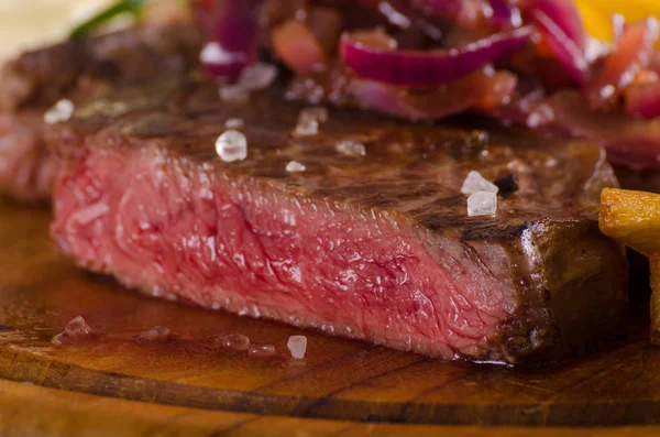 Carne de res con papas fritas caseras, cerveza y salsa tártara —  Fotos de Stock