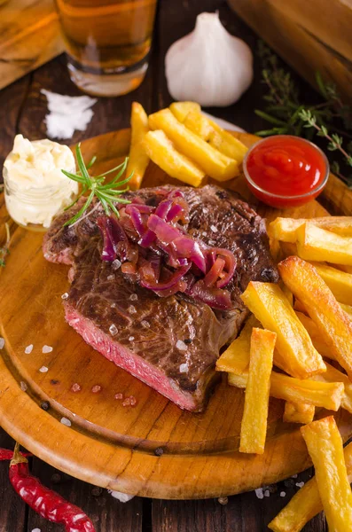 Marha steak, házi sült burgonyával, sör, tartármártással — Stock Fotó