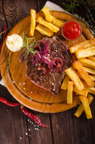 Ev yapımı patates kızartması, bira ve tartar sosu sığır eti biftek — Stok fotoğraf