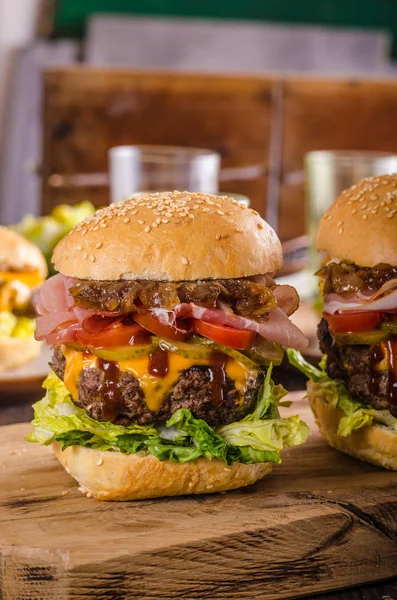 Hausgemachter Rindfleisch-Burger, karamellisierte Zwiebeln, Speck und Bier — Stockfoto