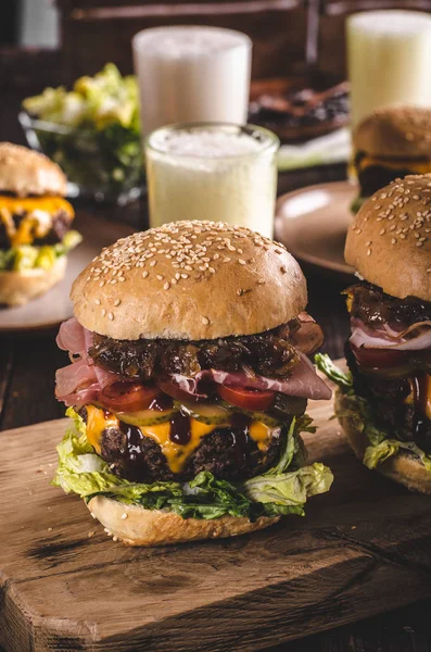 Hamburger di manzo fatto in casa, cipolla caramellata, pancetta e birra — Foto Stock