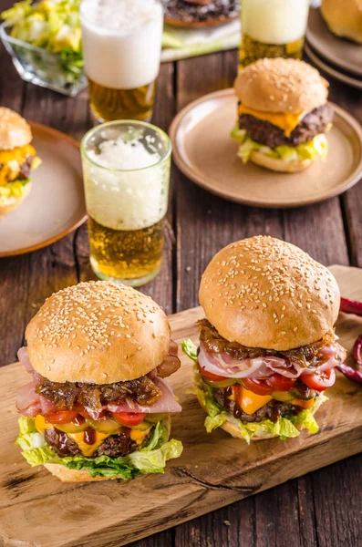 Hamburger di manzo fatto in casa, cipolla caramellata, pancetta e birra — Foto Stock