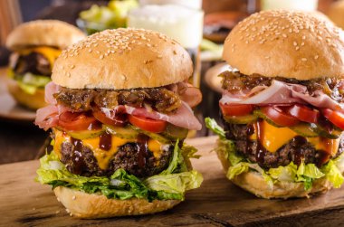 Ev yapımı sığır eti burger, karamelize soğan, pastırma ve bira