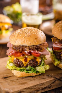 Ev yapımı sığır eti burger, karamelize soğan, pastırma ve bira