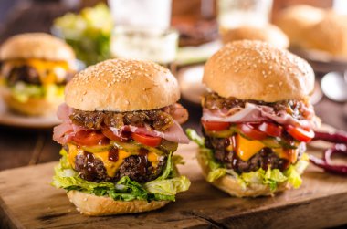 Ev yapımı sığır eti burger, karamelize soğan, pastırma ve bira