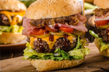 Ev yapımı sığır eti burger, karamelize soğan, pastırma ve bira
