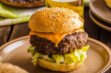 Ev yapımı sığır eti burger, karamelize soğan, pastırma ve bira