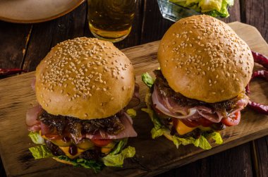 Ev yapımı sığır eti burger, karamelize soğan, pastırma ve bira