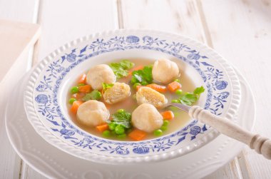 Bahar tavuk çorbası erişte, sebze ve tost