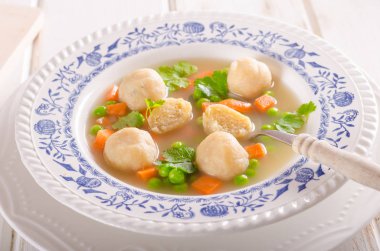 Bahar tavuk çorbası erişte, sebze ve tost