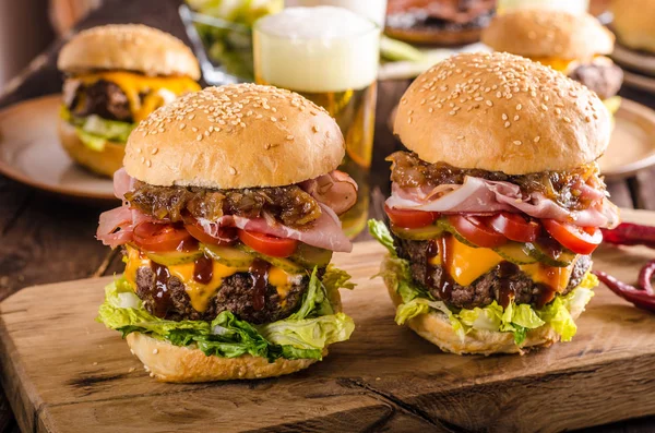 Homemade beef burger, caramelized onion, bacon and beer — Stock Photo, Image