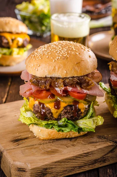 Domácí hovězí burger, karamelizovanou cibulkou, slaninou a pivo — Stock fotografie