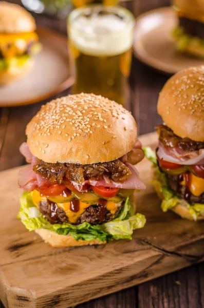 Burger de bœuf maison, oignon caramélisé, bacon et bière — Photo