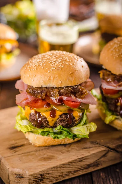 Domácí hovězí burger, karamelizovanou cibulkou, slaninou a pivo — Stock fotografie