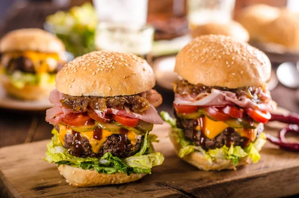 Hambúrguer de carne caseira, cebola caramelizada, bacon e cerveja — Fotografia de Stock