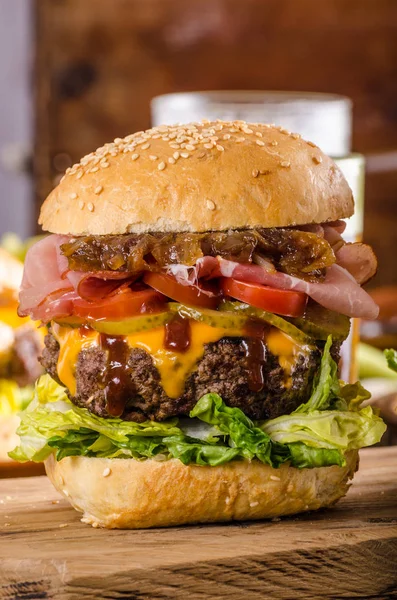 Homemade beef burger, caramelized onion, bacon and beer — Stock Photo, Image