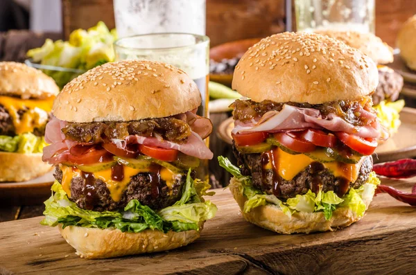 Hausgemachter Rindfleisch-Burger, karamellisierte Zwiebeln, Speck und Bier — Stockfoto