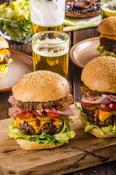 Zelfgemaakte rundvlees hamburger, gekarameliseerde ui, spek en bier — Stockfoto