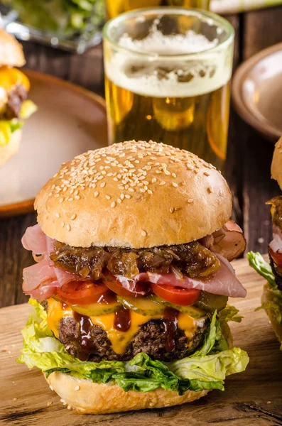 Hambúrguer de carne caseira, cebola caramelizada, bacon e cerveja — Fotografia de Stock