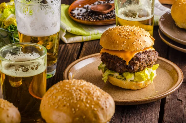 Hamburger di manzo fatto in casa, cipolla caramellata, pancetta e birra — Foto Stock