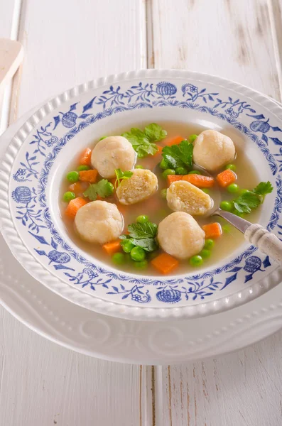 Soupe de légumes frais avec boulettes de poulet — Photo