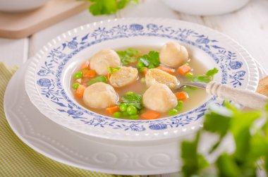 Tavuk köfte ile taze sebze çorbası