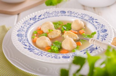 Tavuk köfte ile taze sebze çorbası