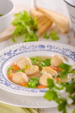 Tavuk köfte ile taze sebze çorbası